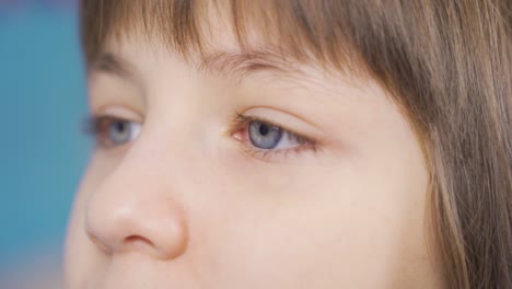 Close-up-of-blond-little-girl-with-blue-eyes.